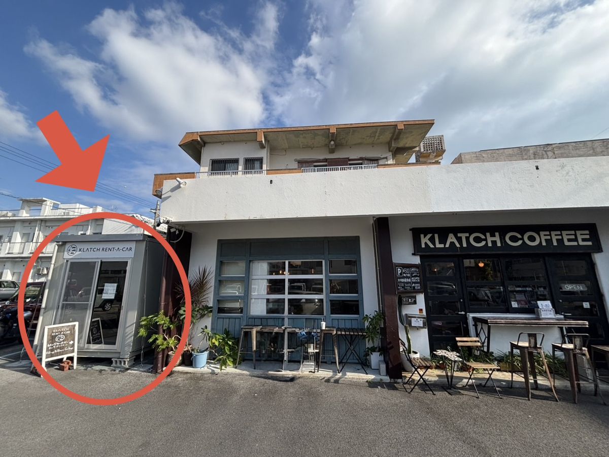 KLATCH COFFEE の左隣にある KLATCH RENT-A-CAR の建物（赤い丸の所）